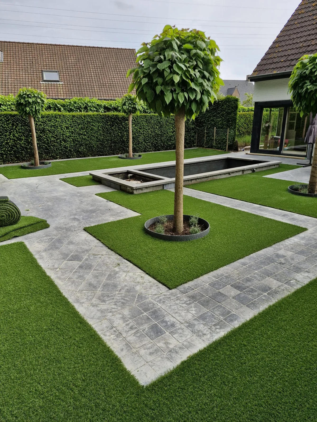 Oostrozebeke · kunstgras rond bomen en vijver — Na de aanleg