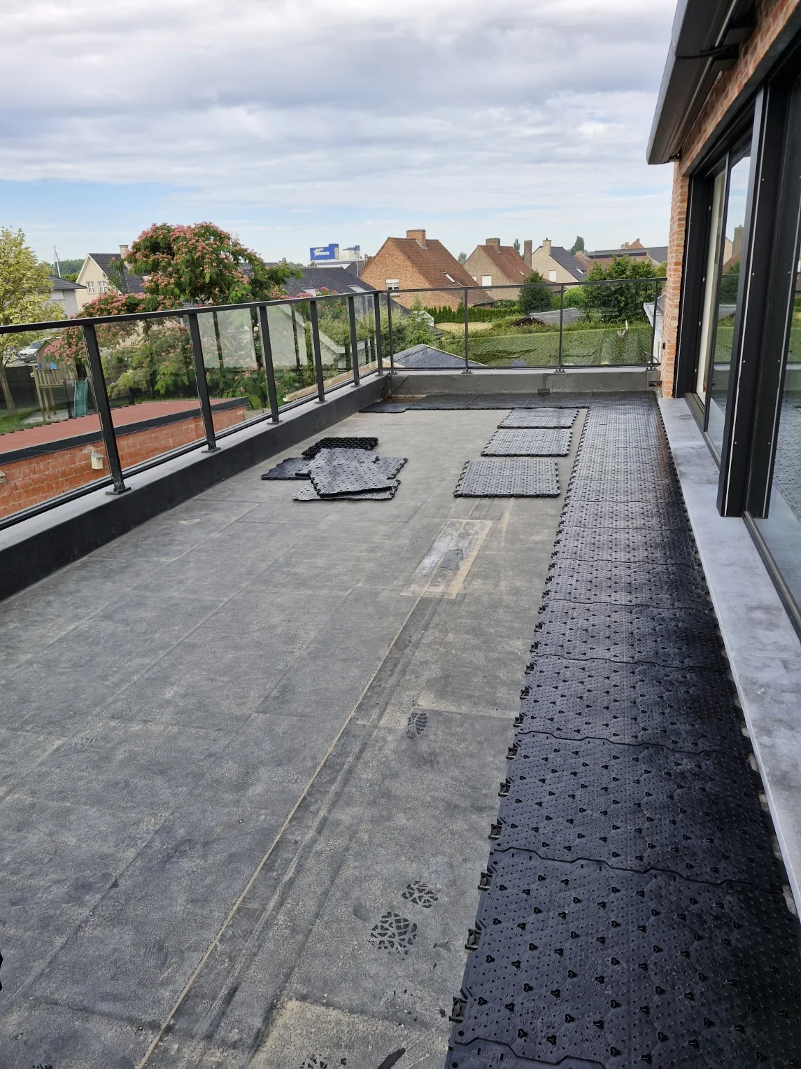 Een dakterras met een groene afwerking — Tijdens de opbouw